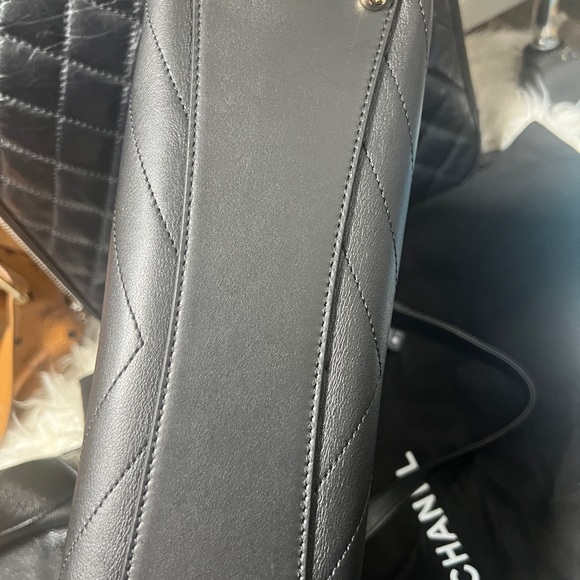 CHANEL Black Chevron Quilted Lambskin Shoulder Bag with Gold Chain pristine - Picture 9 of 10